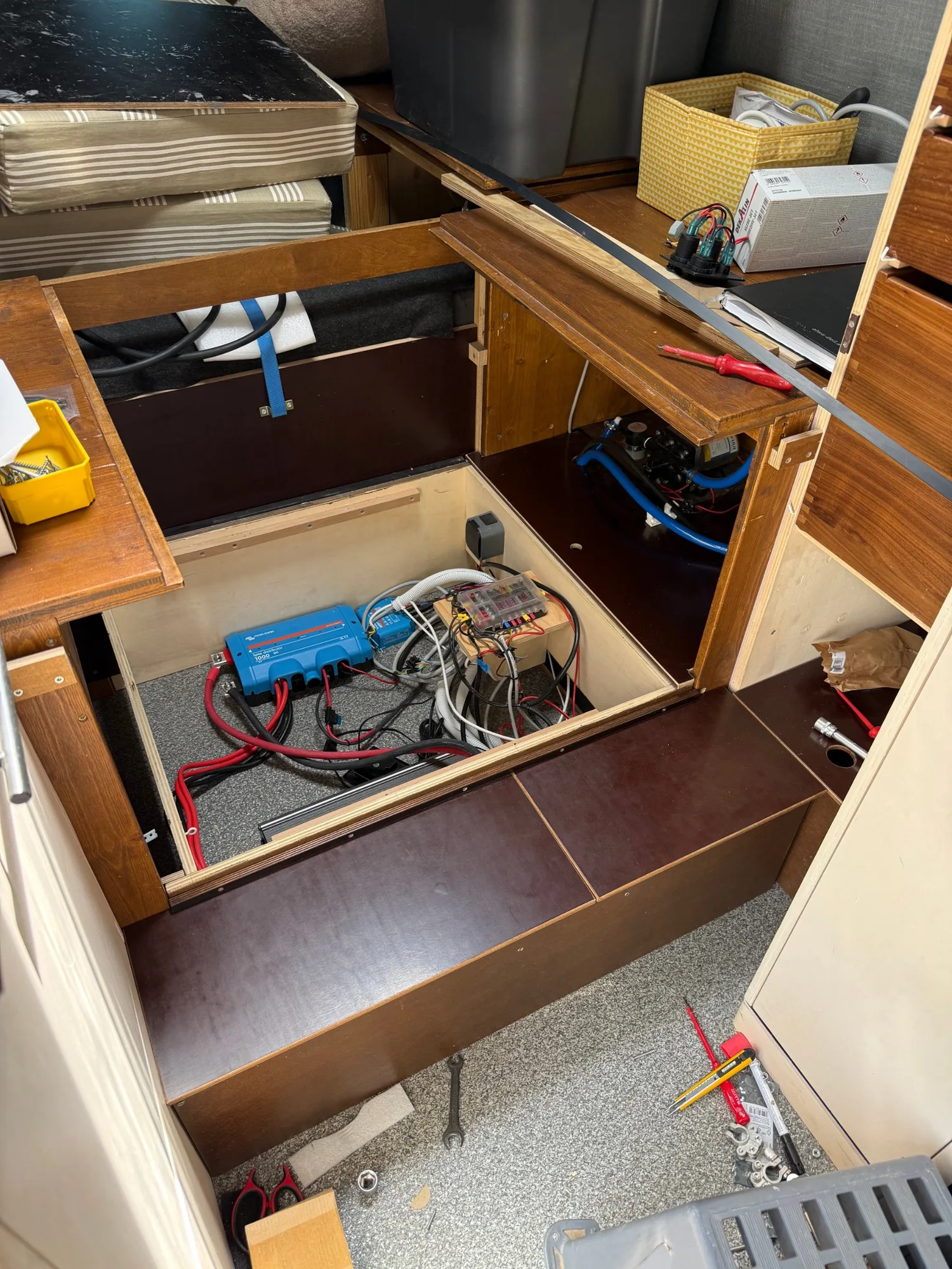 Die neue Trittstufe und dahinter der Strom Bereich