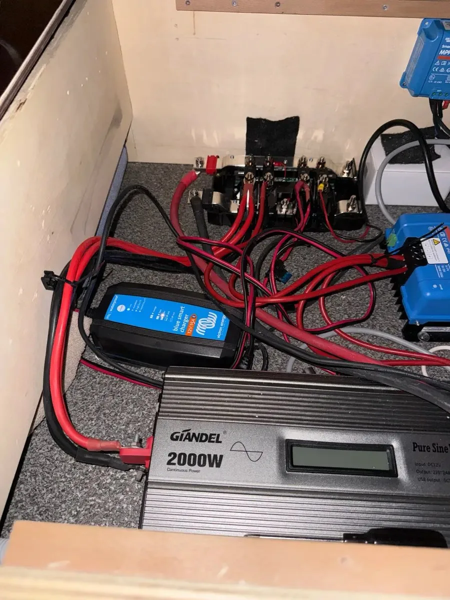 Links, das blaue Teil, ladet nun wieder zuverlässig unsere Batterien