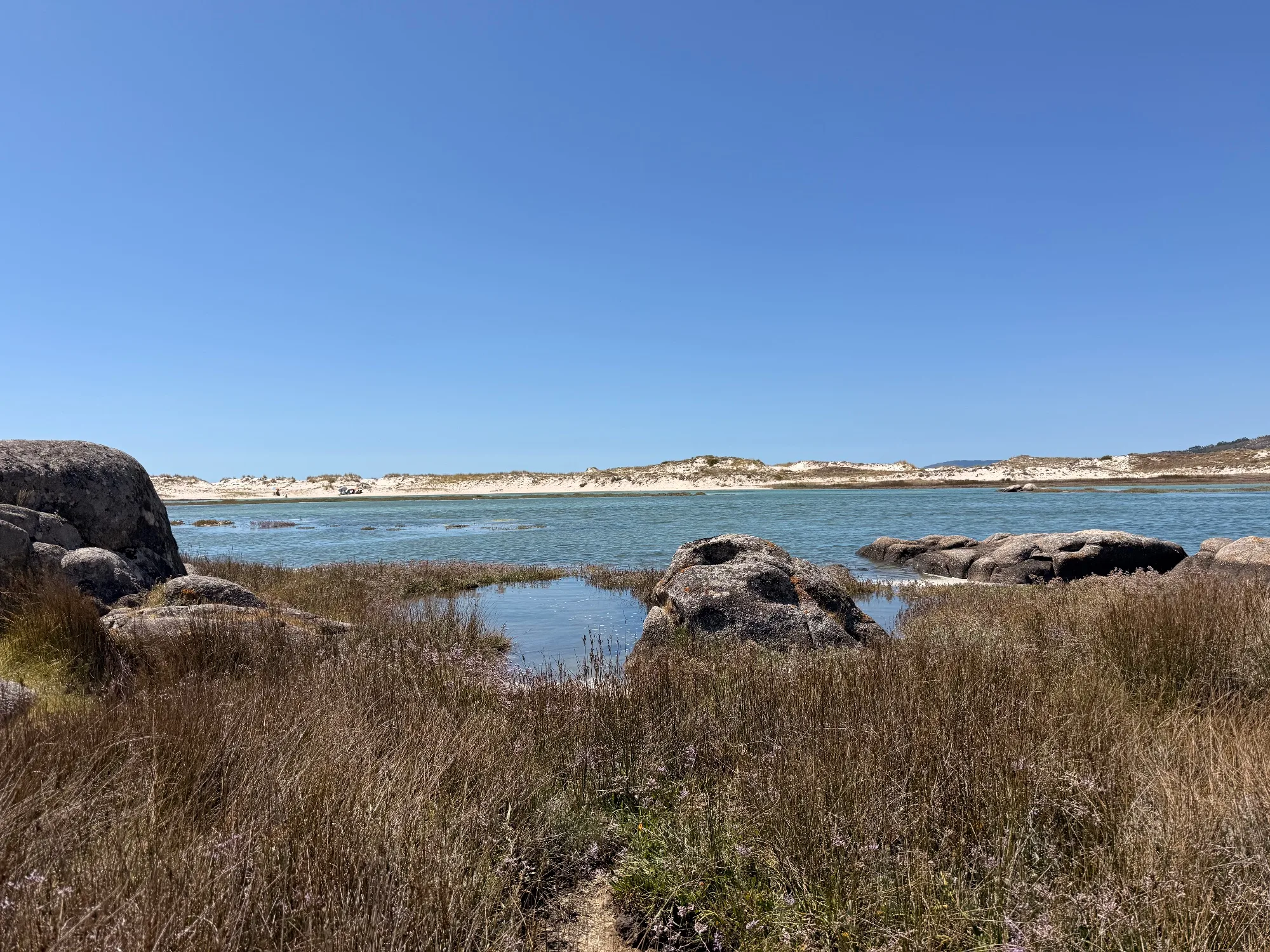 Die Abenteueranreise zum längsten Strand Galiziens 