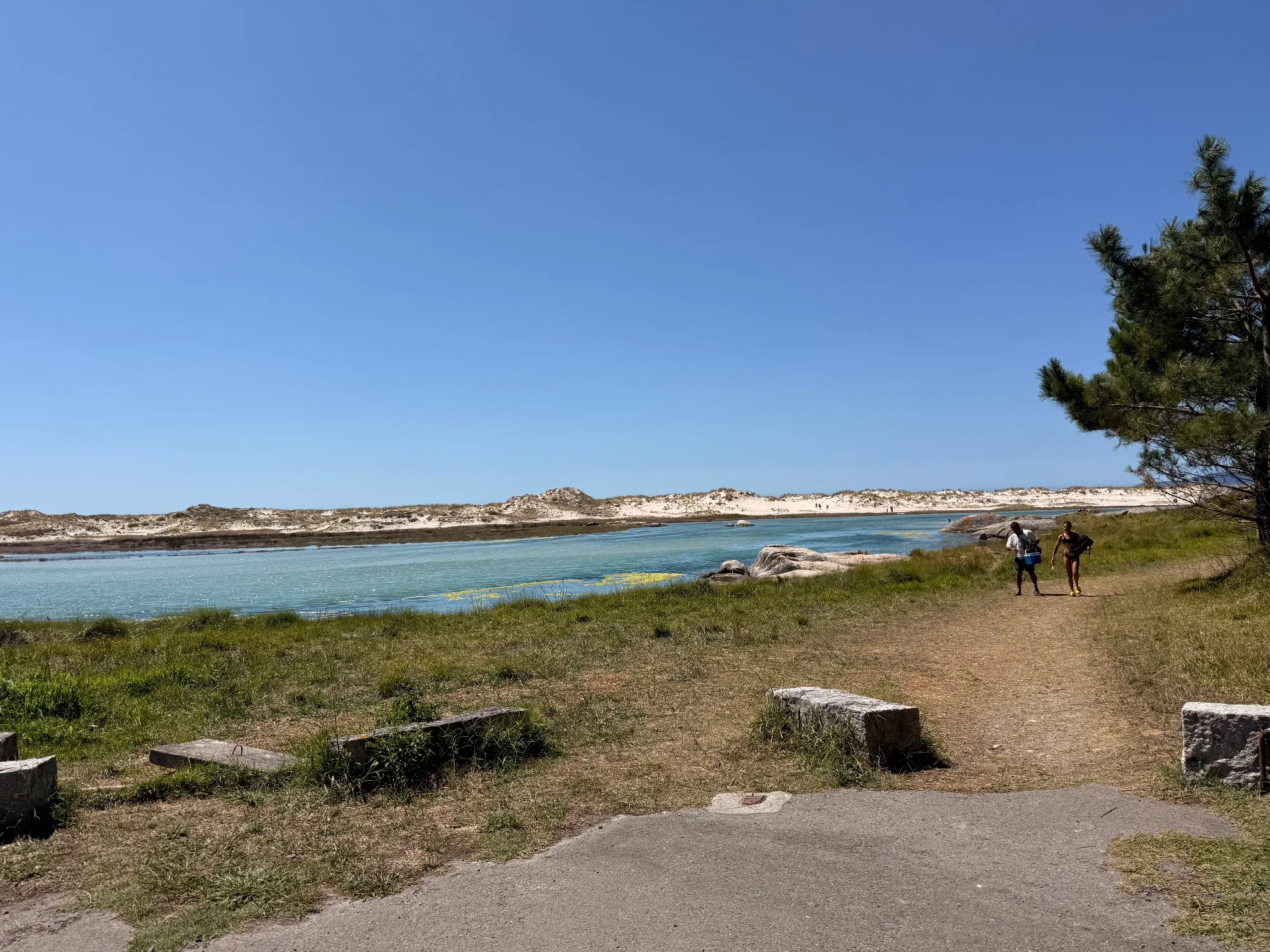 Hinter der Düne ist der Strand 