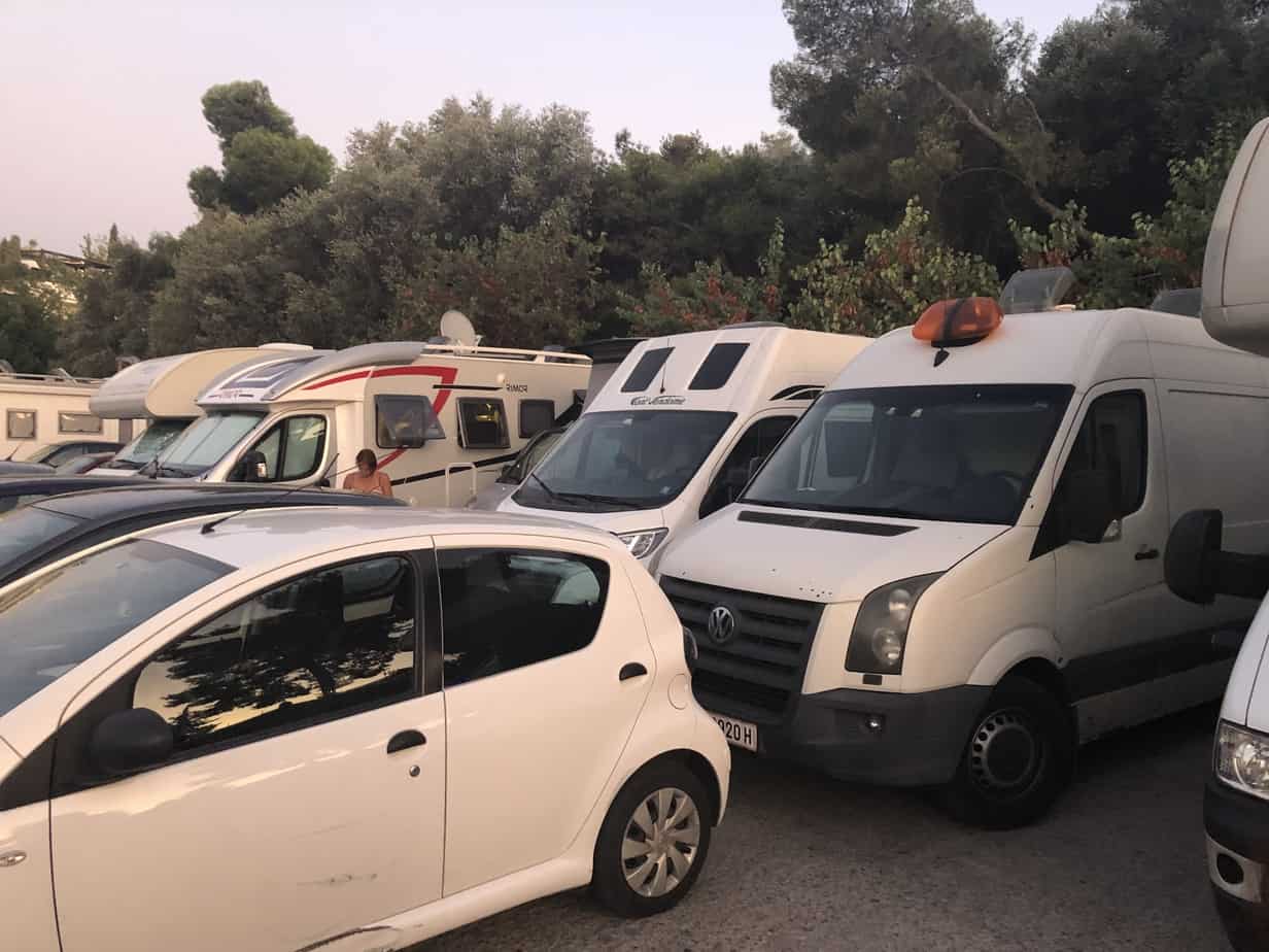 Hilde am parkplatz Akropolis